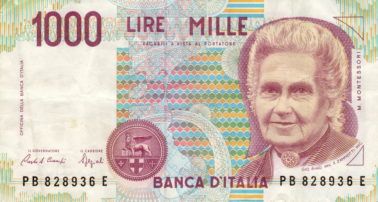 Vecchie banconote da 500 Lire italiane su sfondo bianco, evidenziando il loro valore attuale.