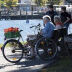 Uomo anziano che legge un documento sulla patente, preoccupato per i nuovi limiti di età europei.