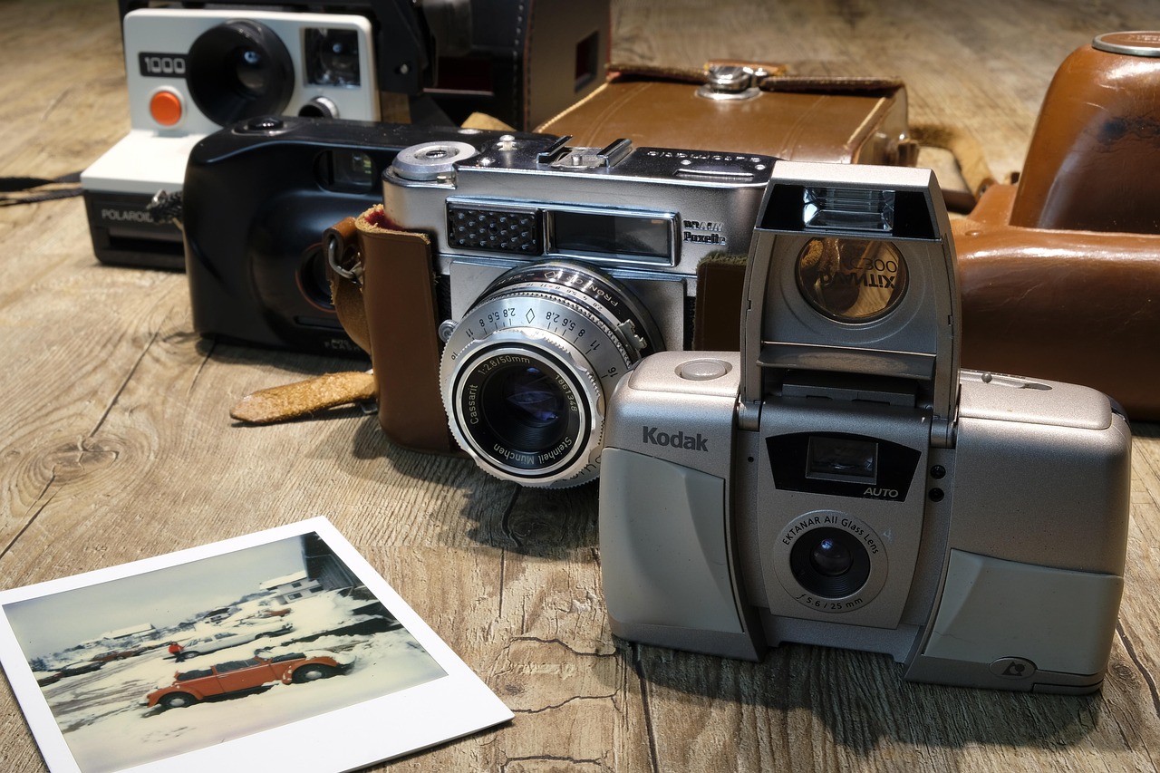 Fotocamera Polaroid vintage esposta su un tavolo, evidenziando il design retrò e la qualità fotografica.