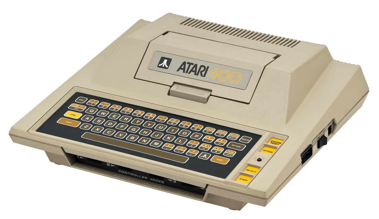 Console Atari originali in esposizione, evidenziando modelli rari e prezzi in aumento.