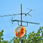 Antenna TV montata su un tetto, pronta per garantire un segnale ottimale.