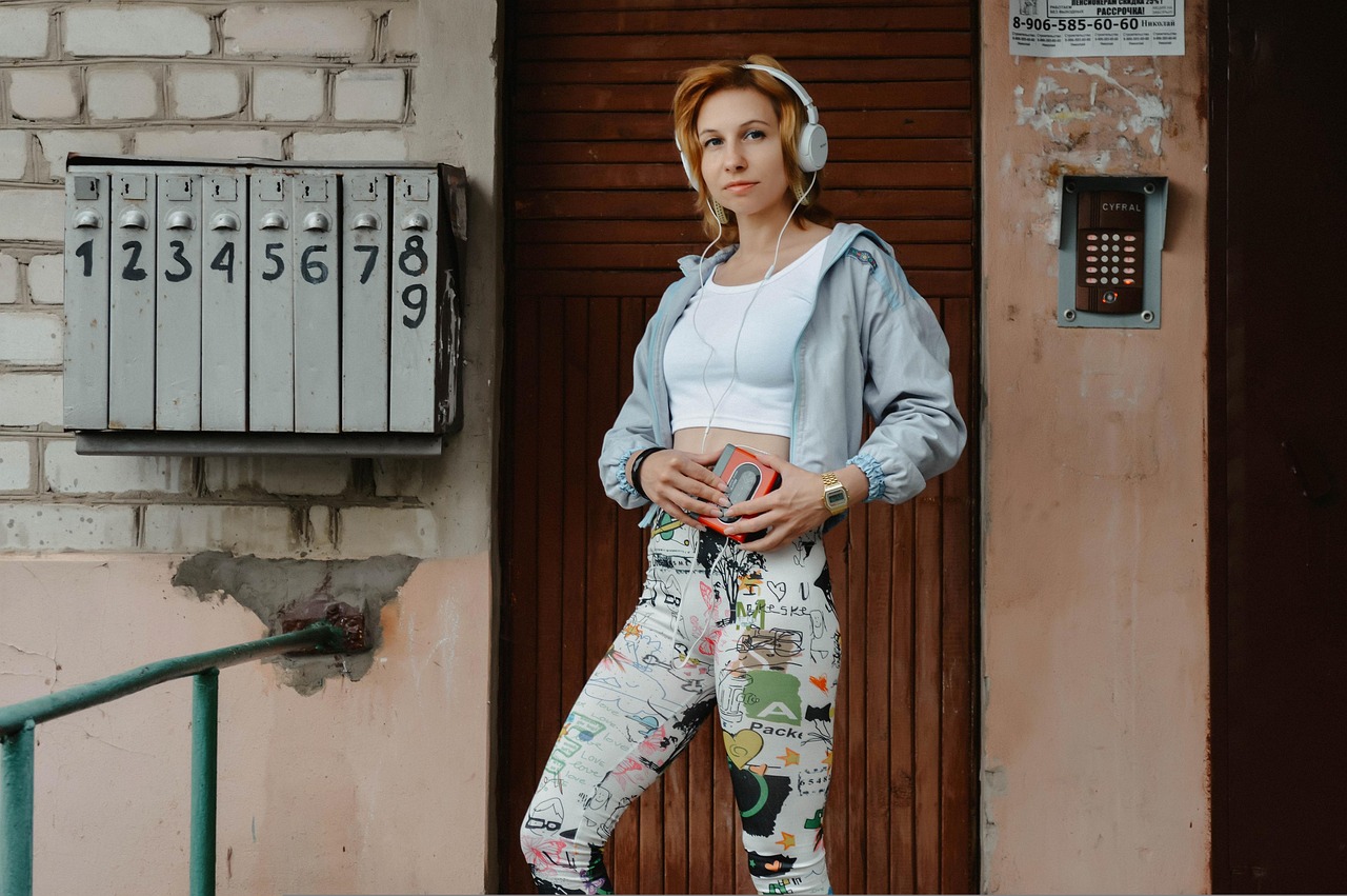 Immagine di vari modelli di iPod Apple vintage esposti su uno sfondo neutro.