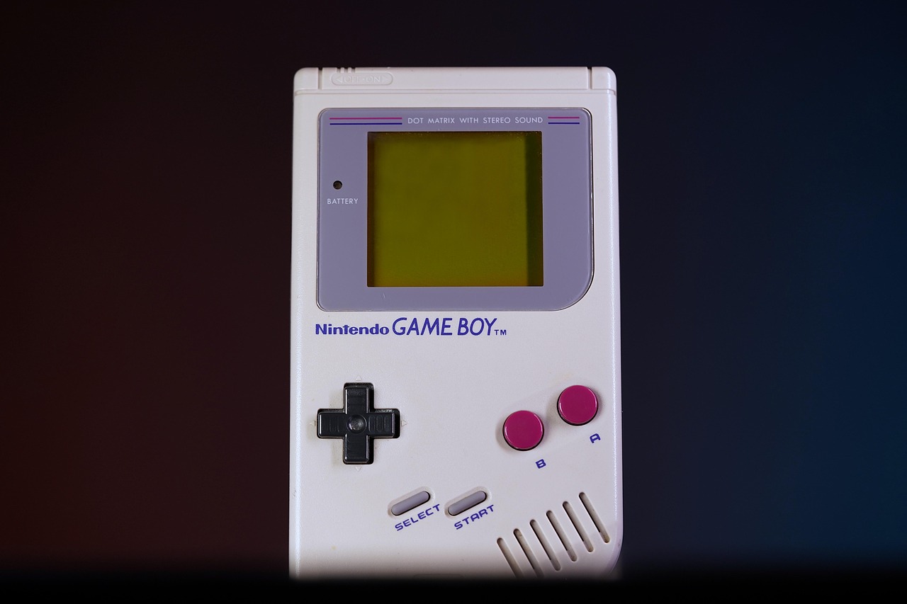 Game Boy vintage in ottime condizioni, simbolo della nostalgia e del collezionismo videoludico.