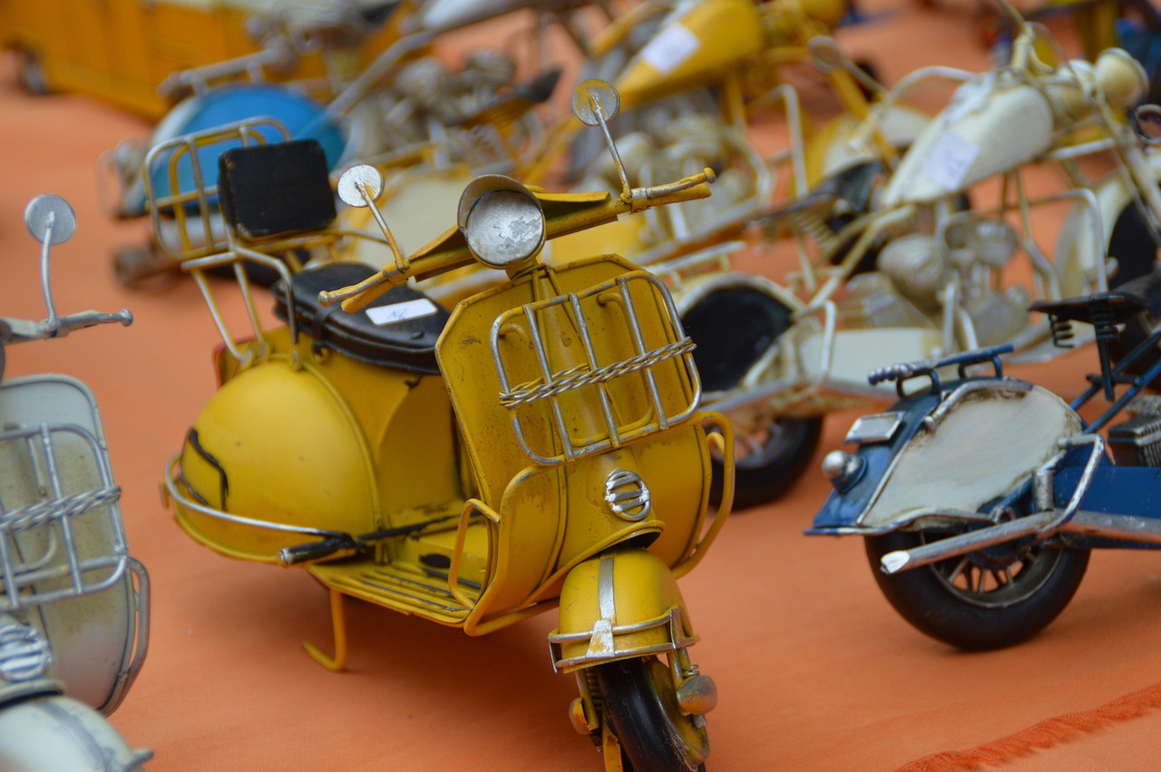 Vespa d'epoca in mostra, simbolo di design e storia motociclistica italiana.