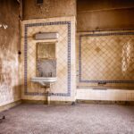 Fughe di piastrelle danneggiate da candeggina, evidenziando macchie e deterioramento.