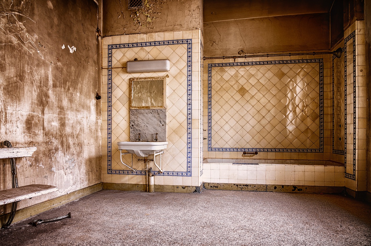 Fughe di piastrelle danneggiate da candeggina, evidenziando macchie e deterioramento.