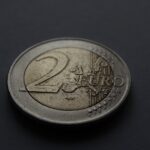 Moneta da 2 euro con doppio bordo, simbolo di valore collezionistico superiore a 800 euro.