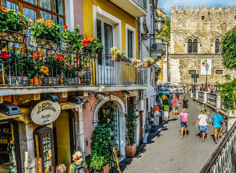 Vista panoramica di Positano con turisti affollati e strade strette, evidenziando la trappola comune da evitare.
