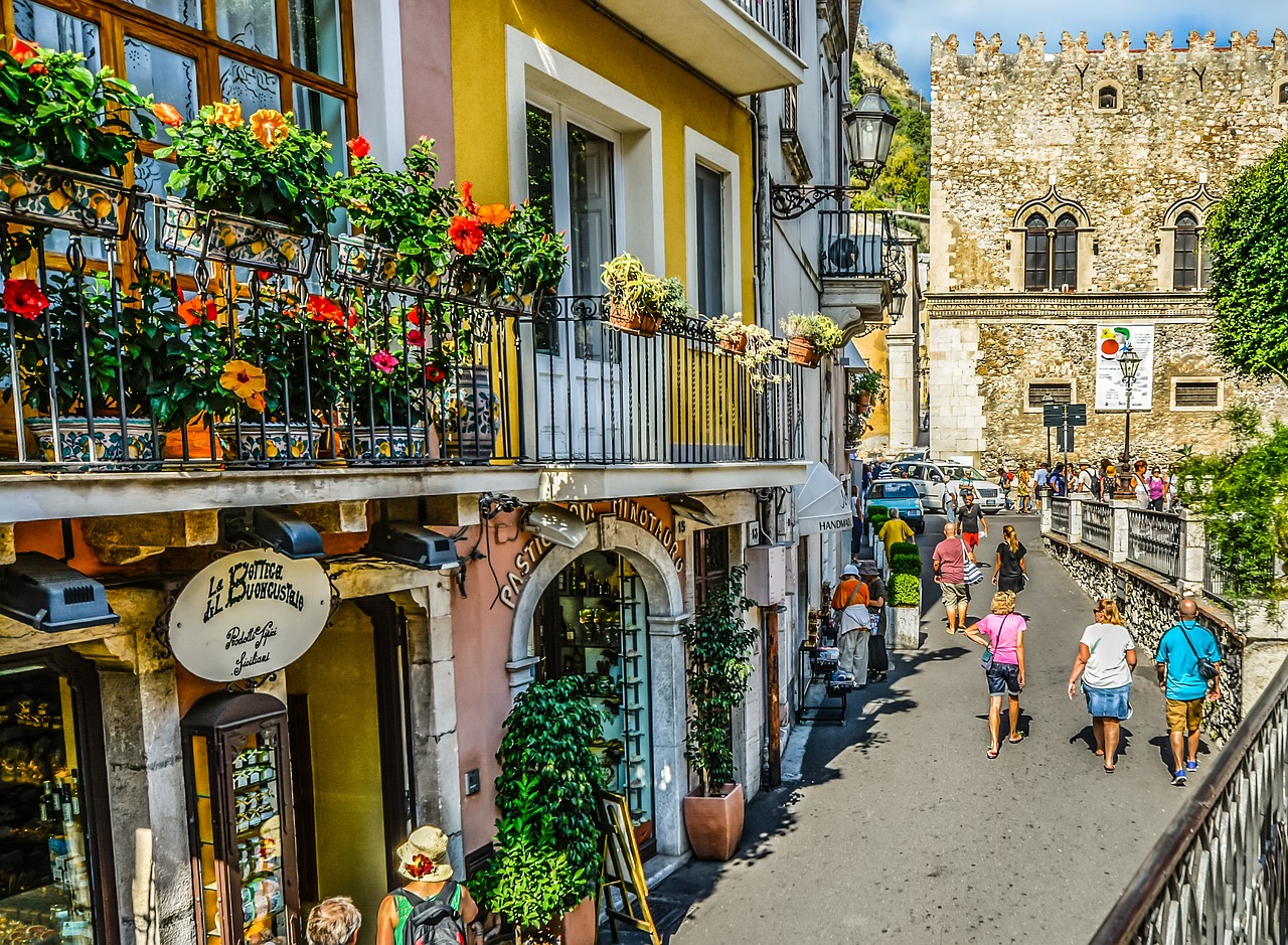 Vista panoramica di Positano con turisti affollati e strade strette, evidenziando la trappola comune da evitare.