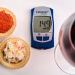 Immagine di merendine confezionate con etichette nutrizionali, evidenziando i rischi per glicemia e colesterolo.