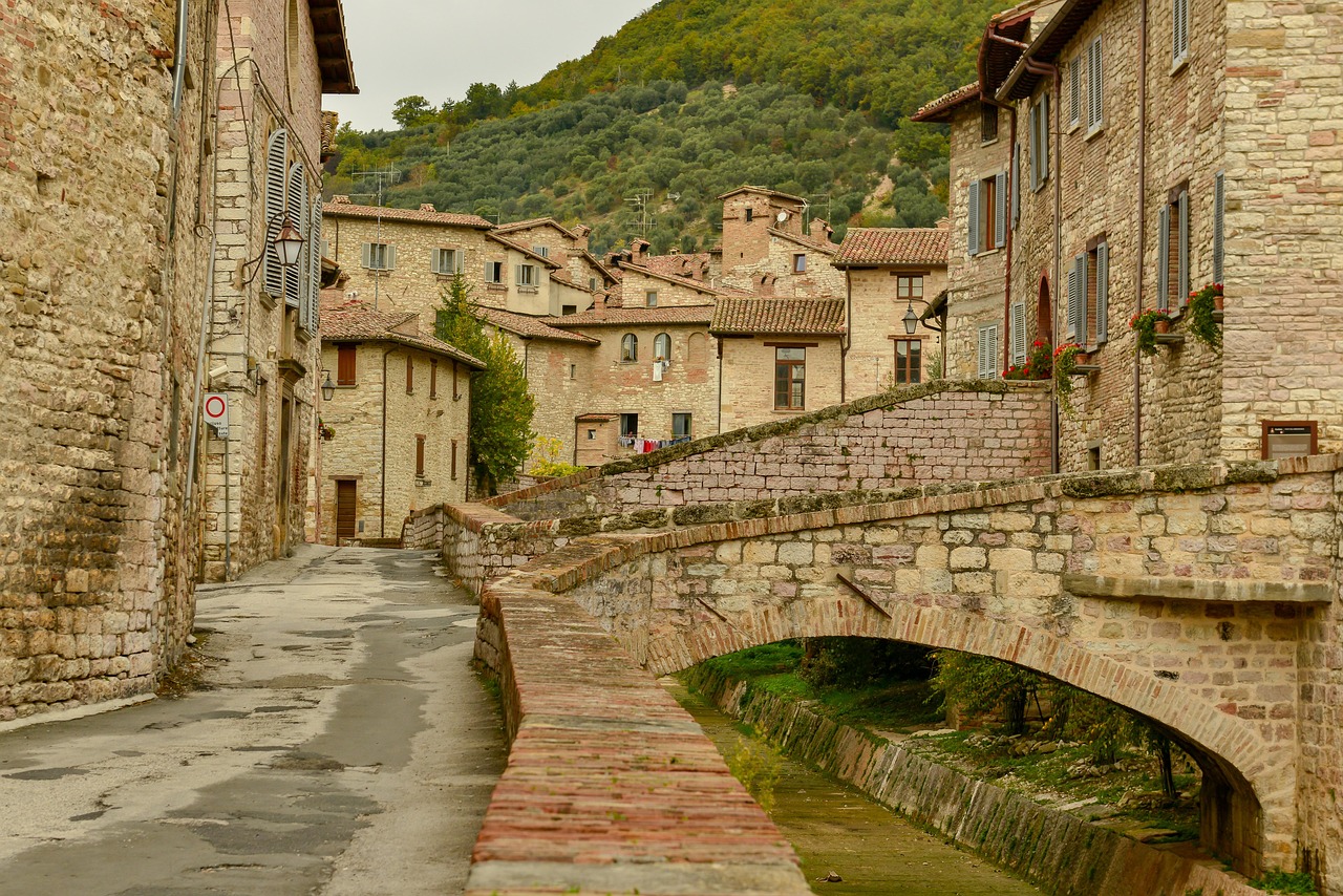 Vista panoramica del borgo marchigiano, con stradine acciottolate e antiche architetture.