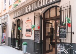 Caffè storici a Bologna, interni eleganti e atmosfera unica dei sette luoghi da visitare.