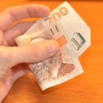 Immagine di un libretto postale con avviso su come gestire un conto dormiente.