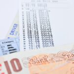 Un'illustrazione che rappresenta l'abolizione del bollo auto dal 2026 con simboli di libertà fiscale.