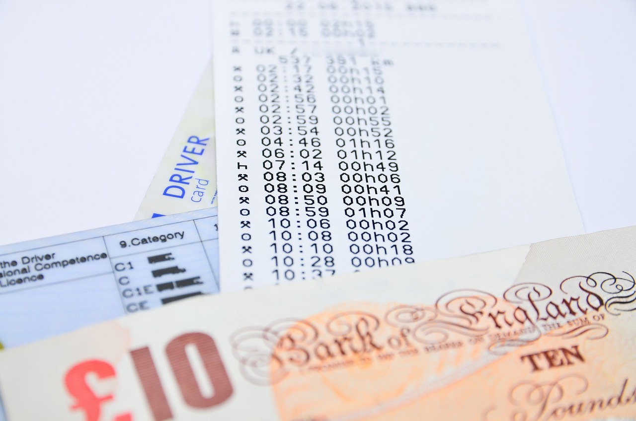 Un'illustrazione che rappresenta l'abolizione del bollo auto dal 2026 con simboli di libertà fiscale.