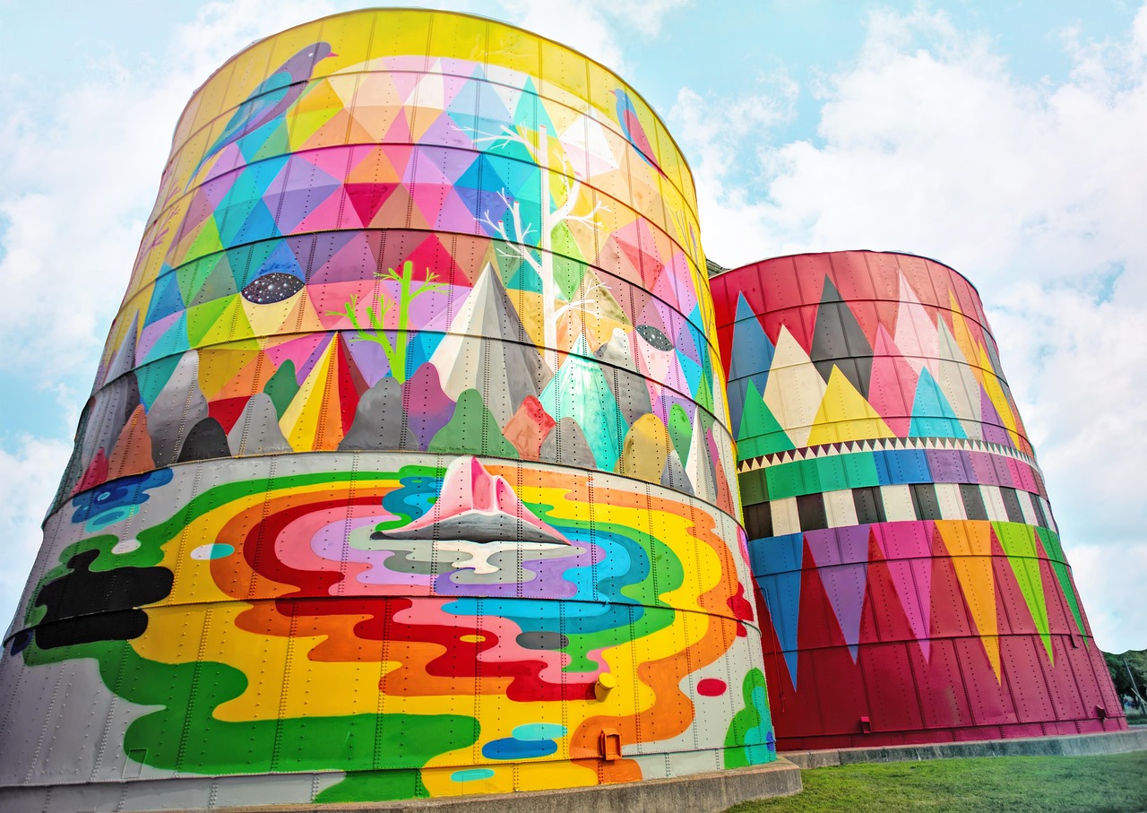 Murales colorati su una parete di un paesino, che catturano l'attenzione dei turisti.