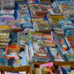 Riviste anni '90 impilate, evidenziando copertine iconiche e oggetti da collezione.