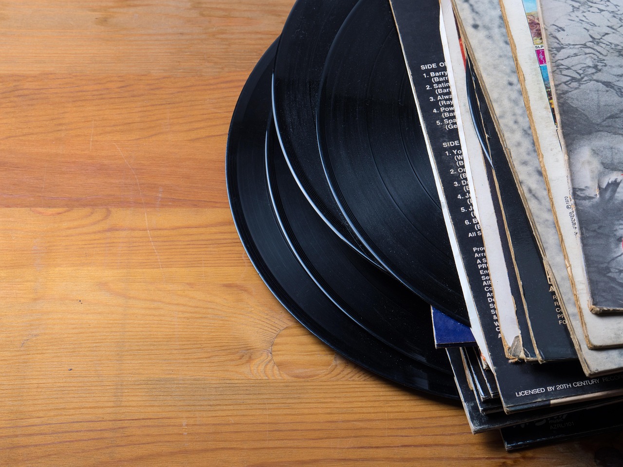 Vinili rari in una collezione, alcuni con valore superiore a 1500 euro.