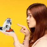 Detersivo versato nel punto sbagliato all'interno di una lavatrice, con abiti poco profumati in evidenza.