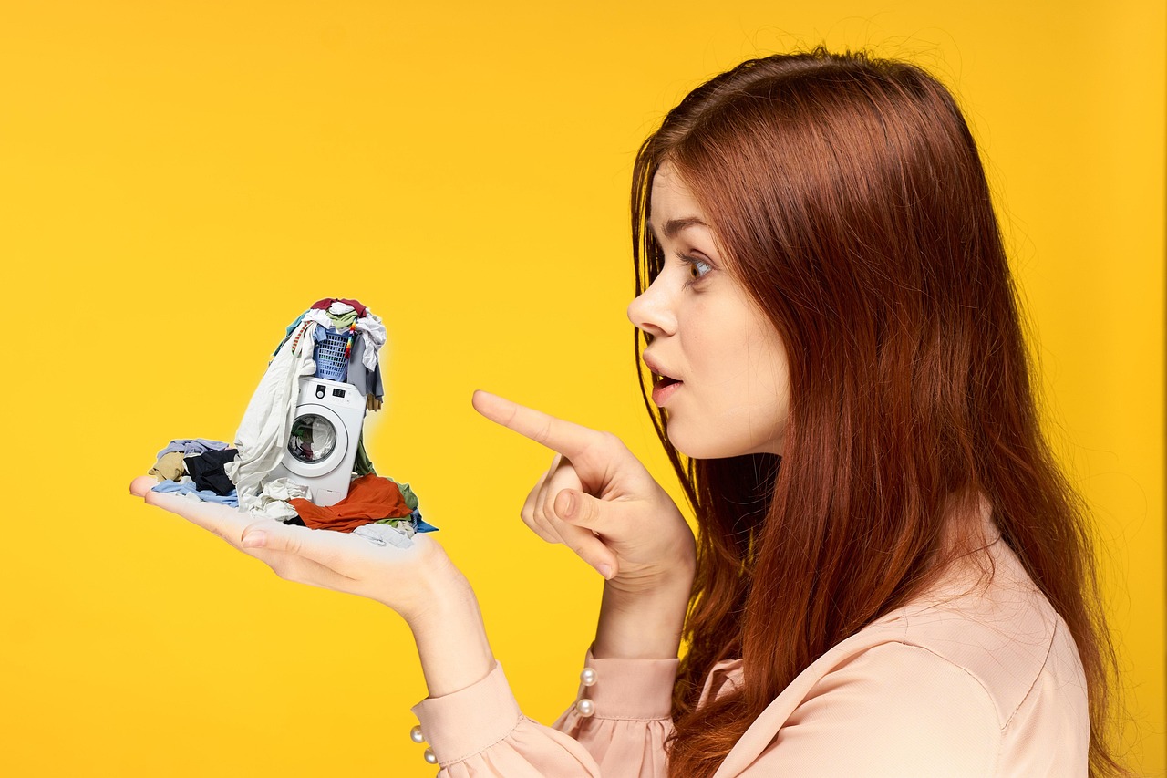 Detersivo versato nel punto sbagliato all'interno di una lavatrice, con abiti poco profumati in evidenza.