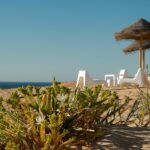 Spiaggia dell'Algarve con sabbia bianca e acque turchesi, simile a un paradiso caraibico.