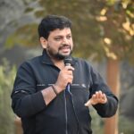 Immagine di un talk show con conduttore e ospiti, riflettendo su guadagni e opportunità nel settore.