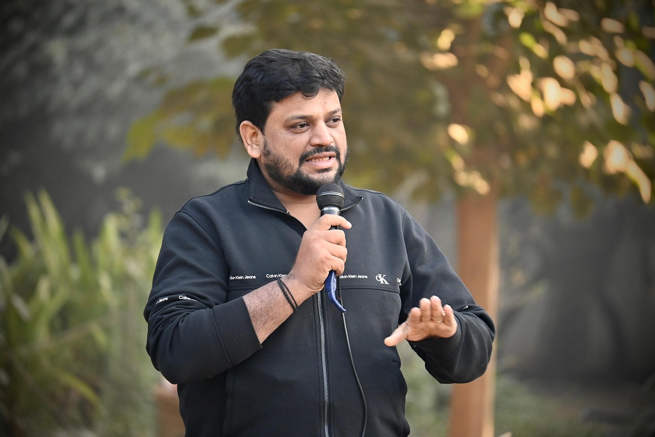 Immagine di un talk show con conduttore e ospiti, riflettendo su guadagni e opportunità nel settore.