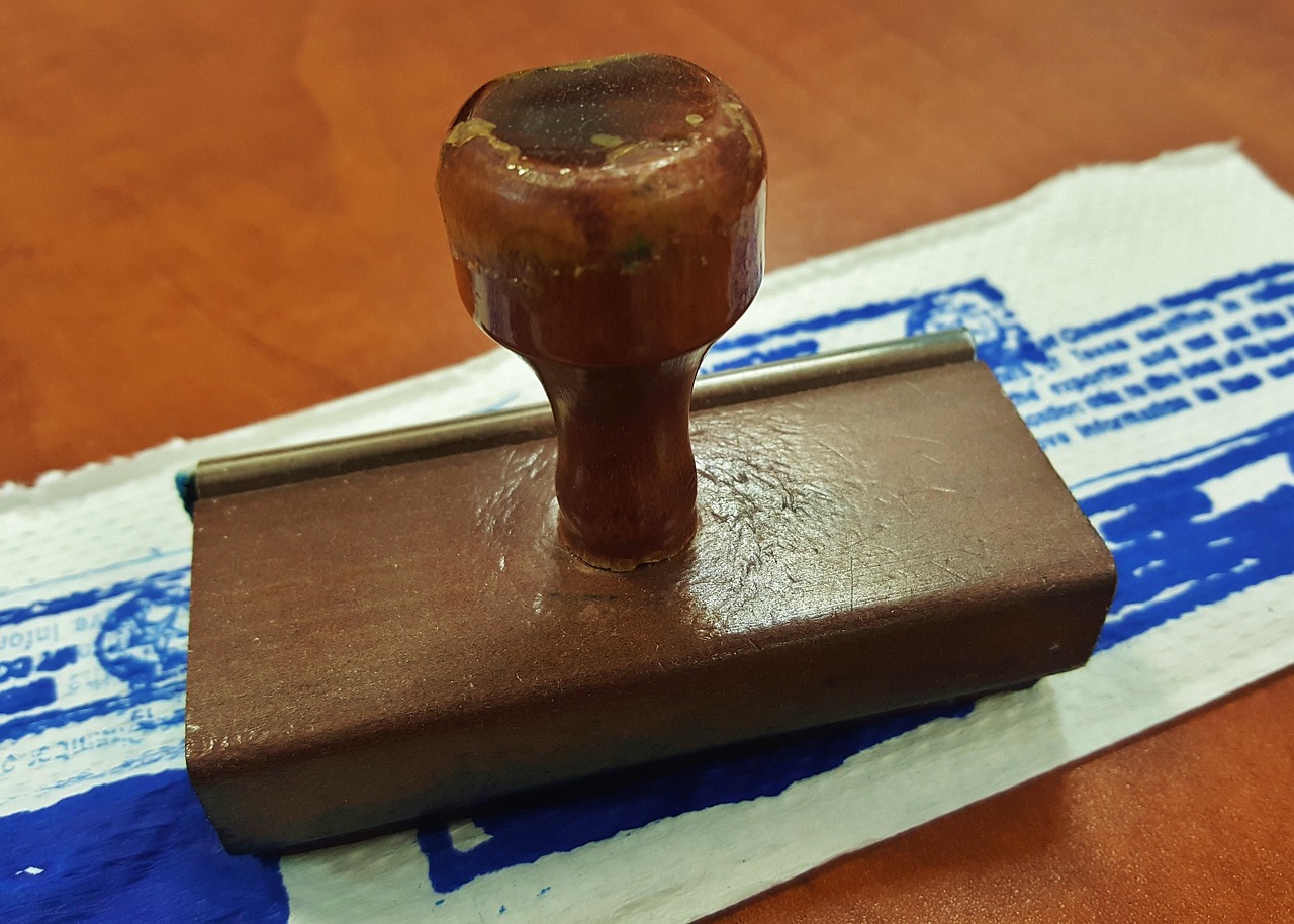 Francobollo da 40 centesimi in vendita a 80 mila euro, confronto visivo con dettagli distintivi.